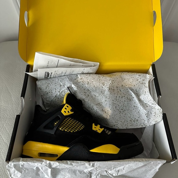 Jordan 4 yellow thunder size 5.5Y or 6.5W - Picture 3 of 4